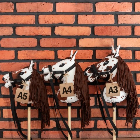 Hobby Horse Skippi A4 - w plamy - brązowe plamki - koń na kiju - kantar Hobby Horse Skippi A4 - w plamy - brązowe plamki - koń na kiju - kantar