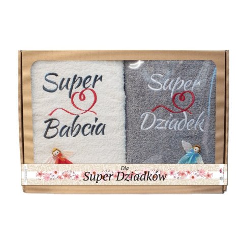 Komplet ręczników "Super Babcia", "Super Dziadek" kolor ecry -szary w ozdobnym opakowaniu z tektury falistej Komplet ręczników "Super Babcia", "Super Dziadek" kolor ecry -szary w ozdobnym opakowaniu z tektury falistej