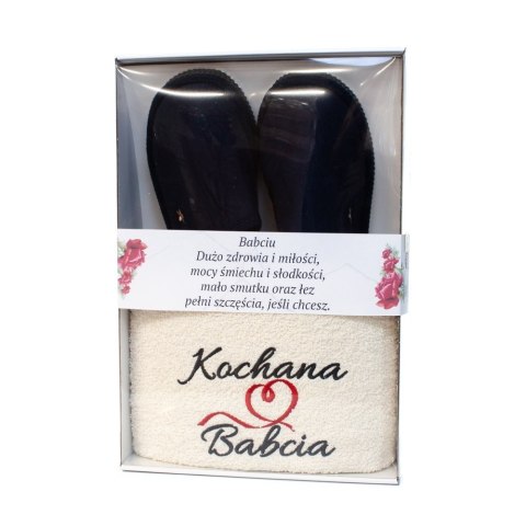 Zestaw prezentowy z ręcznikiem "Kachana Babcia" i kapciami - mix kolorów w ozdobnym opakowaniu Zestaw prezentowy z ręcznikiem "Kachana Babcia" i kapciami - mix kolorów w ozdobnym opakowaniu