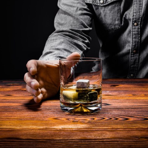 Etui na butelkę i 2 szklanki do whisky urodziny Etui na butelkę i 2 szklanki do whisky urodziny