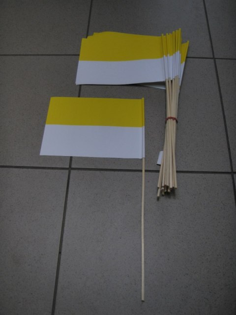 Flaga 25szt. papieska żółto-biała papierowa | 8511 Flaga 25szt. papieska żółto-biała papierowa | 8511
