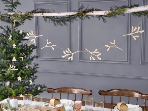 Drewniana girlanda Jemioła, 127cm Partydeco Drewniana girlanda Jemioła, 127cm Partydeco