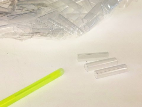 Bransoletki łamane 21cm fluo świecące w ciemności 50 szt. w tubie 28 x 6cm Bransoletki łamane 21cm fluo świecące w ciemności 50 szt. w tubie 28 x 6cm